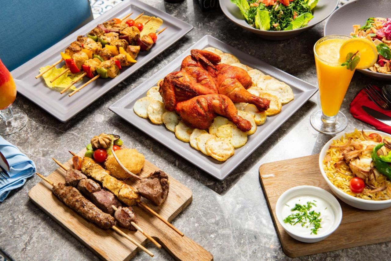 Park Inn By Radisson Makkah Aziziyah Meca Exterior foto Various food items from the menu of the restaurant