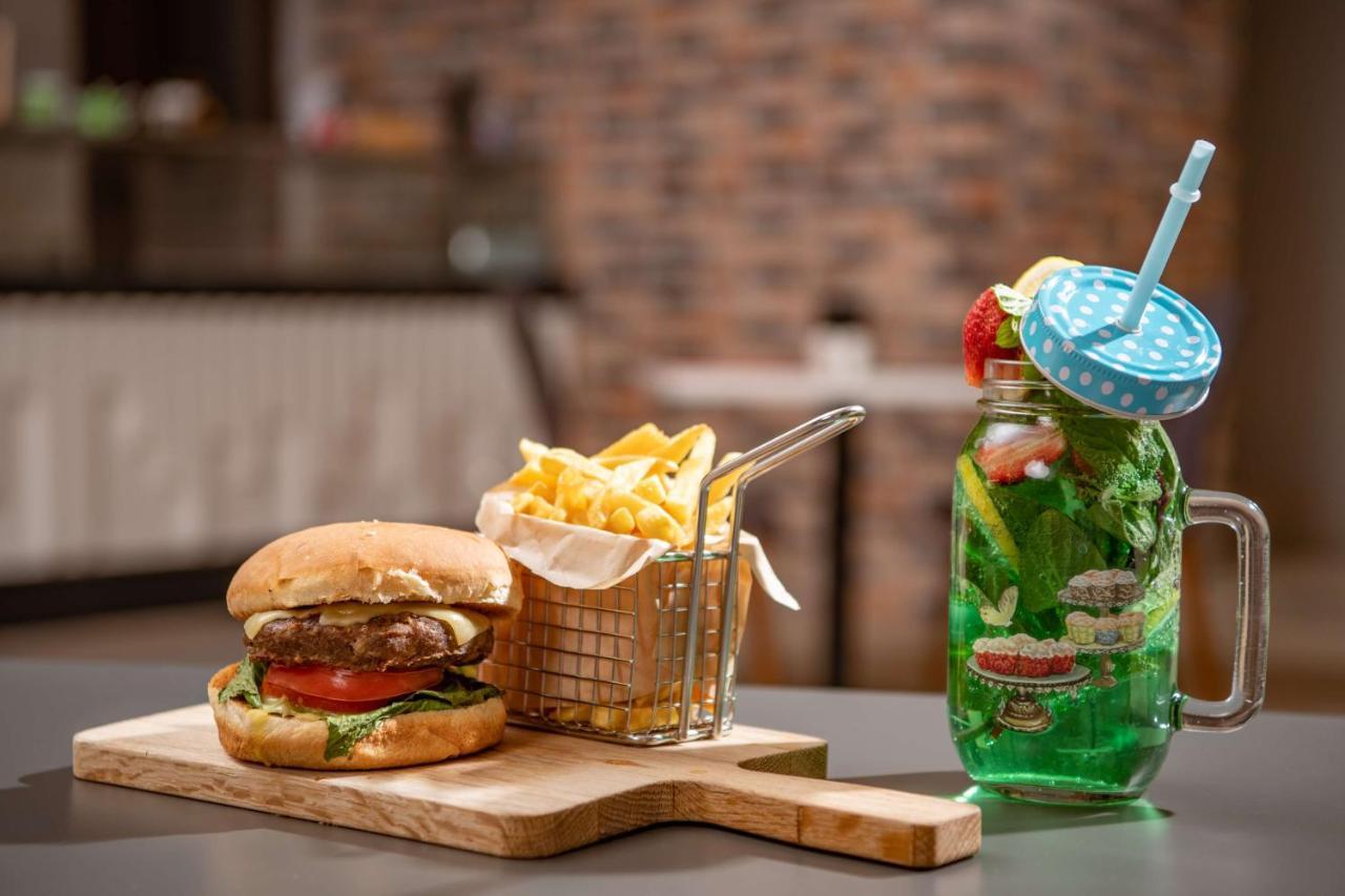 Park Inn By Radisson Makkah Aziziyah Meca Exterior foto The restaurant's signature "The Big Bang" burger