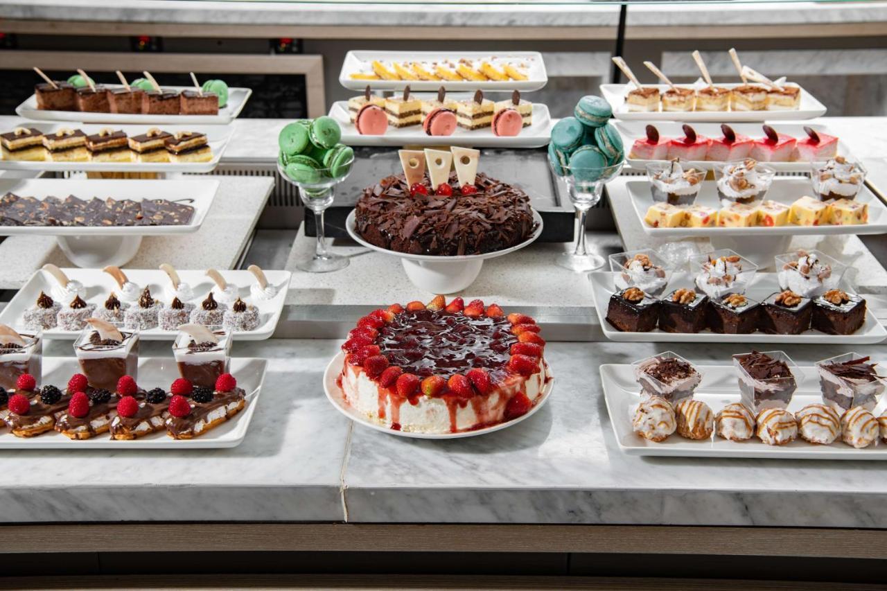 Park Inn By Radisson Makkah Aziziyah Meca Exterior foto A selection of desserts
